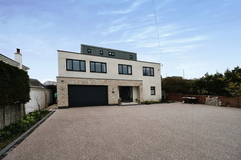 For Sale In Hampshire 6 Bed Detached House In Hayling Island   Fe597ed75f151329b99d008084c724d779830583 